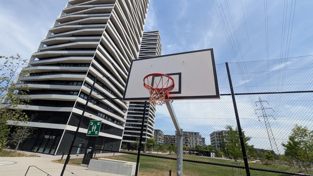 Basketball zwischen Hochhäusern und Starkstromleitung – ein besonderes Gefühl. Impressionen aus einem Park.